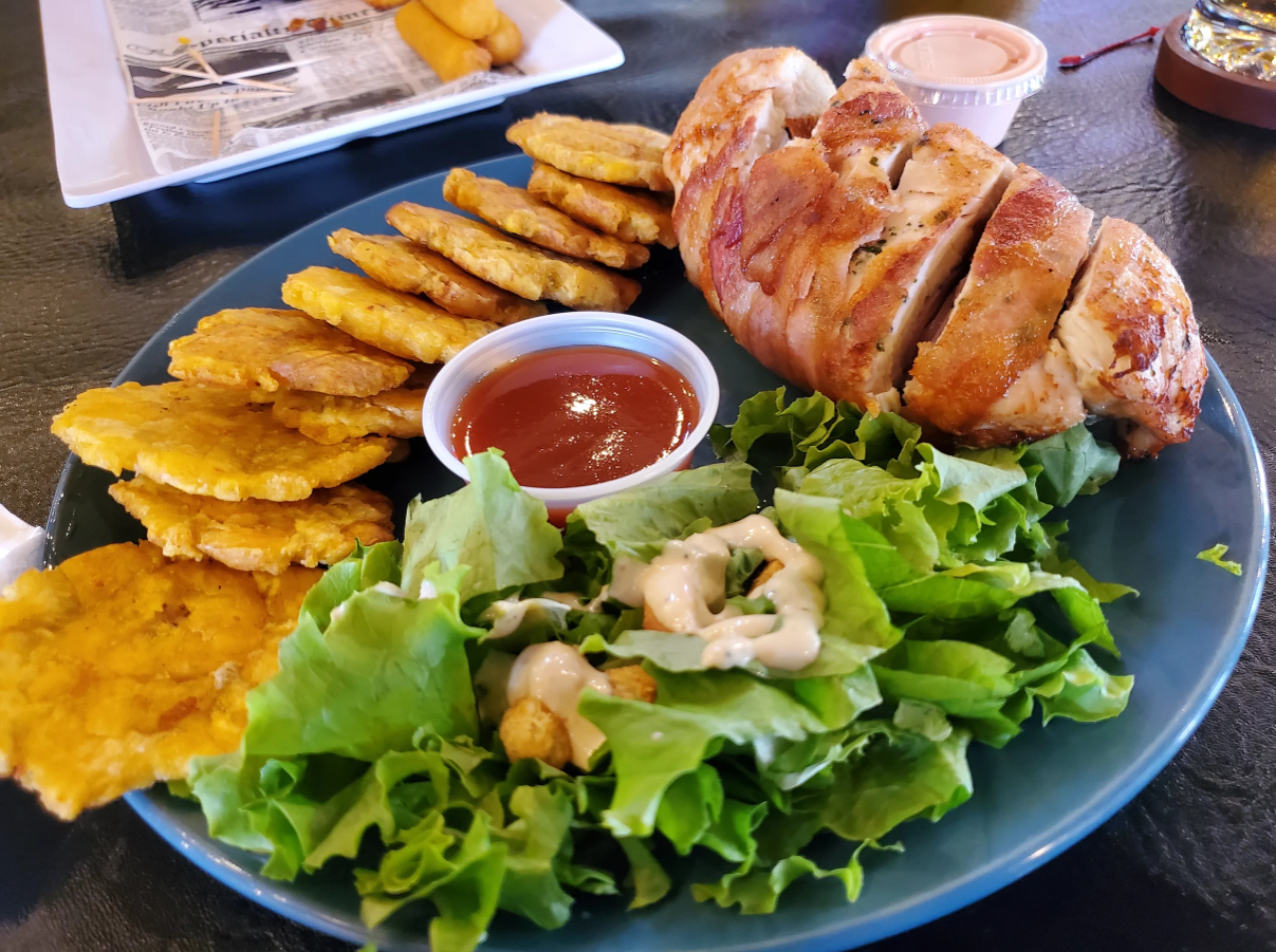 Pechuga a la braza con tostones